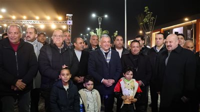 محافظ الإسماعيلية يشارك المواطنين الاحتفال بالعام الجديد من ساحة 