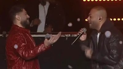 تامر عاشور يفاجئ تامر حسني على المسرح في حفله بالعاصمة الإدارية (فيديو)