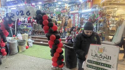 بالبالونات وقبعة سانتا كلوز، زحام في شوارع أسيوط احتفالا بالعام الجديد 2026 (فيديو)