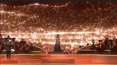 بفستان أنيق، أنغام تبدع في حفل ليلة رأس السنة بالسعودية (فيديو)