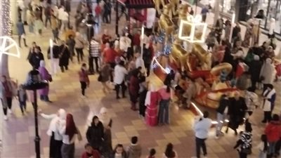 زحام وأضواء وبابا نويل، شرق الإسكندرية يتزين لاستقبال العام الجديد في ليلة رأس السنة (فيديو)