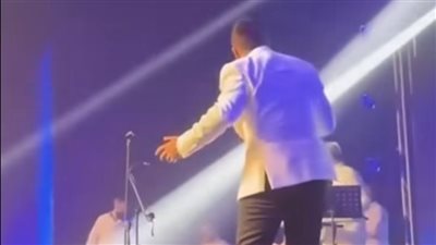 ناصيف زيتون يتعرض لموقف محرج على المسرح خلال حفل رأس السنة في أبوظبي