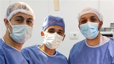 نجاح جراحة دقيقة لإصلاح كسور معقدة بالوجه ومحجر العين لشاب بمستشفى السنبلاوين العام 