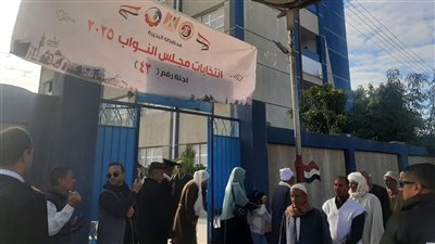 توافد الناخبين على لجنة مدرسة علام بالمحمودية في جولة الإعادة بالبحيرة (صور)