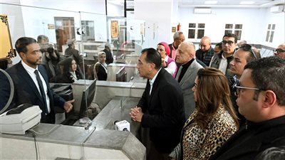 مدبولي يتفقد مجمع خدمات المواطنين بقرية 