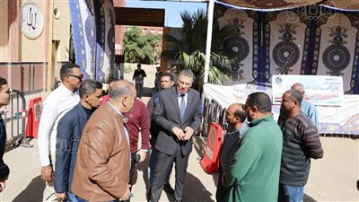 محافظ أسوان يتفقد لجان جولة الإعادة بانتخابات النواب (صور)
