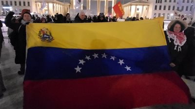 مئات المتظاهرين في برلين ينددون بالهجوم الأمريكي على فنزويلا (فيديو)