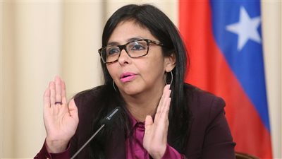 المحكمة العليا في فنزويلا تكلف نائبة الرئيس بتولي صلاحيات الرئاسة مؤقتا