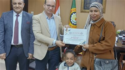 وكيل صحة الدقهلية يستقبل طالبًا من ذوي الهمم ويكرّم والدته أخصائية التمريض بـ صدر المنصورة