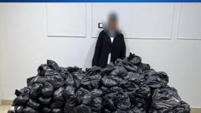 القبض على 5 أشخاص لتوزيعهم أموالا وسلعا غذائية وتوجيههم للناخبين (صور)