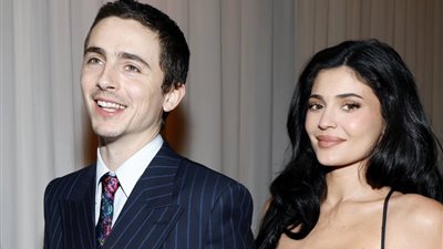 تيموثي شالاميه يشكر كايلي جينر بعد فوزه في حفل اختيار النقاد (فيديو)