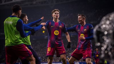 هانز فليك يعلن قائمة برشلونة للسوبر الإسباني 