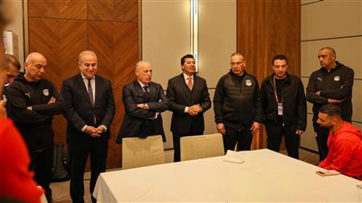 وزير الرياضة وأبو ريدة ينقلان رسالة السيسي للاعبي وجهاز منتخب مصر عقب الفوز على بنين