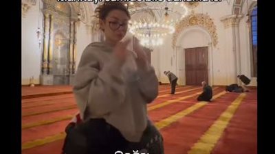 فتاة تركية ترقص أمام المصلين في المسجد تثير الغضب، والنشطاء يطالبون بمعاقبتها (فيديو)