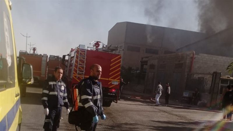 إخماد حريق مصنع بلاستيك