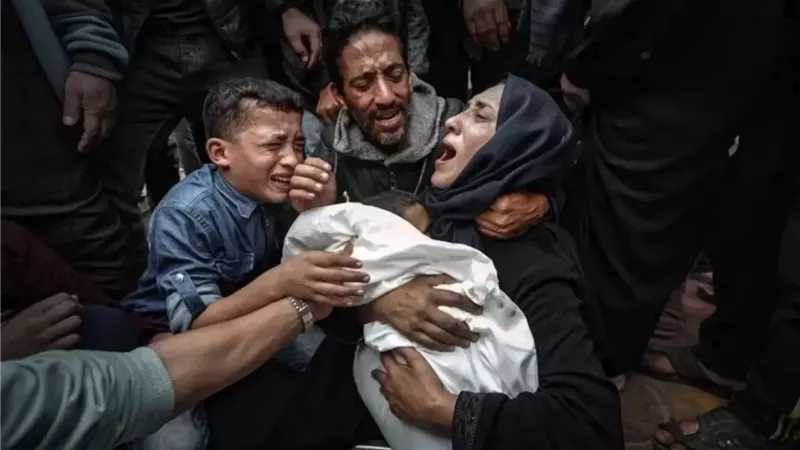 أم فلسطينية تحمل