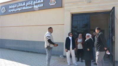 استعدادًا لافتتاحه، نائب محافظ الوادي الجديد تتفقد المجمع الحرفي بالخارجة