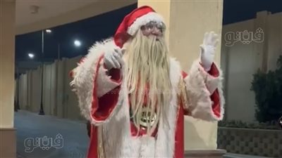 سيلفي بابا نويل يخطف الأنظار أمام كاتدرائية ميلاد المسيح (فيديو)