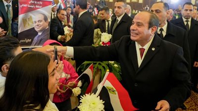  بالورد والأعلام، أقباط مصر يستقبلون السيسي بكاتدرائية 