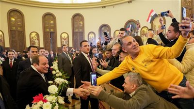 السيسي من كاتدرائية ميلاد المسيح: أدعو المصريين إلى الوحدة وأن يكونوا على قلب رجل واحد.. لن نسمح لأحد بأن يفرق بيننا.. وأى مشكلة تحل ويفضل شعب مصر