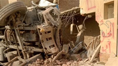 إصابة 3 أشخاص في حادث انقلاب تريلا فوق سيارات بشق الثعبان