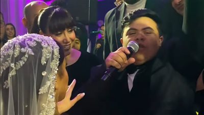لقطة إنسانية لبوسي في حفل زفاف مع شقيق العروسة من ذوي الهمم (فيديو)
