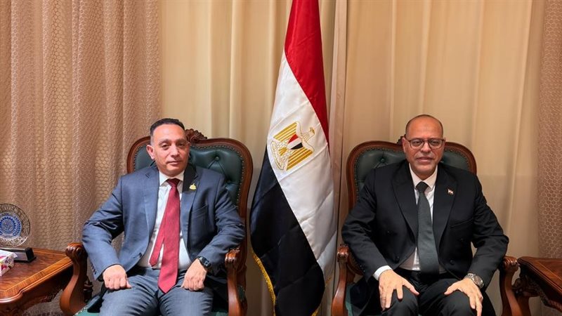وزير العمل مع نائب