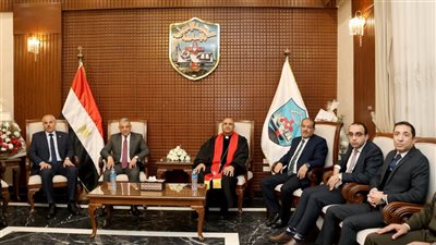 محافظ الإسماعيلية يزور عددا من الكنائس لتقديم التهنئة بأعياد الميلاد
