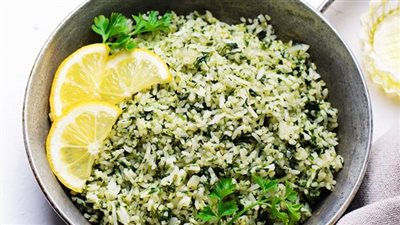 طريقة عمل أرز بالسبانخ والليمون، طبق نباتي غني بالحديد ومثالي للصحة