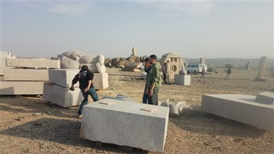 فنانو سيمبوزيوم أسوان الدولي للنحت يزورون المتحف المفتوح