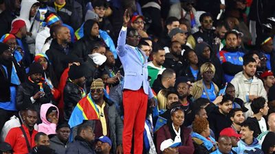 بعد سخرية عمورة منه، مشجع الكونغو الديمقراطية يقتحم معسكر الجزائر (صور) 