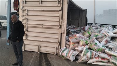 إصابة سائق وتباع في انقلاب تريلا على الطريق الزراعي بالقليوبية (صور) 