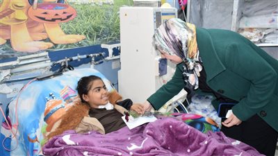 نائب رئيس جامعة بنها تُوزّع الهدايا على أطفال الغسيل الكلوي بالمستشفى الجامعي