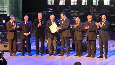 على رأسهم صابر عرب وعبد السيد، 