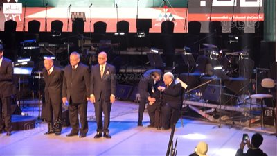 مدحت صالح يقبِّل مصطفى الفقي ويؤدي التحية للجمهور أثناء تكريمه بـ