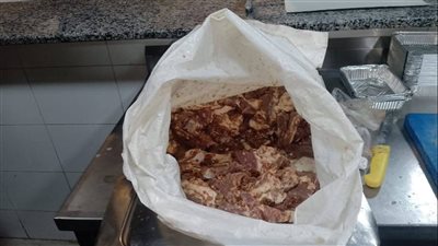 العثور على دواجن غير صالحة للاستهلاك الآدمي داخل مطعمين في بنها 