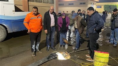 رئيس مياه الإسكندرية يتابع عملية إصلاح خط المياه بمحطة السيوف (صور)