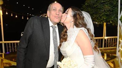 على أنغام بنت أبويا، لحظة مؤثرة لمنير مكرم وابنته في حفل زفافها (فيديو)