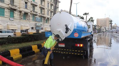 رئيس صرف صحي الإسكندرية يجري جولة ميدانية أثناء النوة (صور)