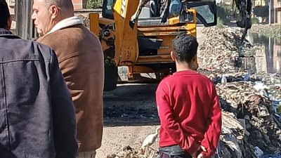 رفع حيوانات نافقة من مصرف عزبة أحمد فوزي بالقناطر الخيرية