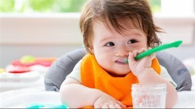 أهمية تناول الطفل الرضيع طعامه بيده