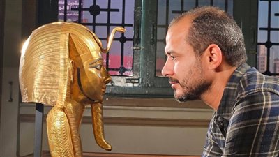 القناع الذهبي للملك بسوسنس الأول يتألق من جديد بمتحف التحرير (صور)