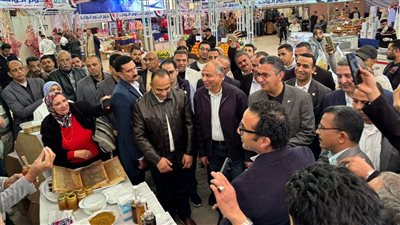 الكوتشي بـ 50 جنيها، أسعار السلع بمعرض المنيا (صور) 