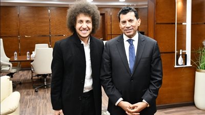 وزير الشباب يلتقي بطل معركة الدفاع عن السفارات بالخارج