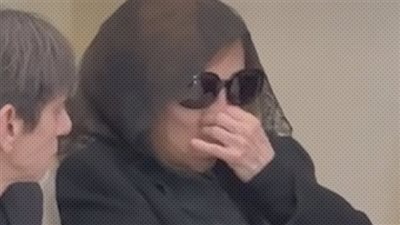 فيروز تنهار في البكاء أثناء وداع نجلها 