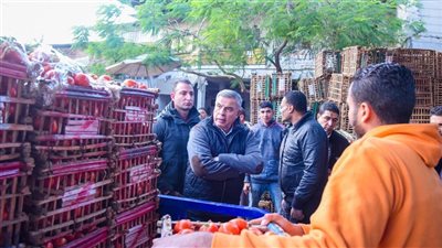 محافظ الإسكندرية يتفقد سوق الحضرة للخضار والفاكهة وشارع الجواهر بحي وسط