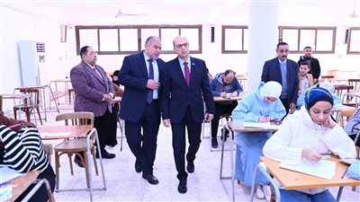 رئيس جامعة أسيوط يتفقد انتظام الامتحانات بمعهد دراسات البيولوجيا الجزيئية 