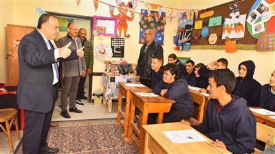 محافظ أسيوط يطمئن على انتظام امتحانات صفوف النقل ووضوح الأسئلة للطلاب (فيديو) 