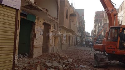 خوفًا من تكرار كارثة الزقازيق، إزالة عقار آيل للسقوط بالحسينية في الشرقية (صور)