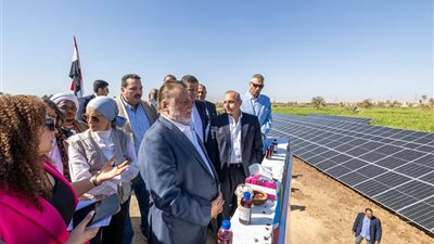 محافظ البنك المركزي ووزير الزراعة يتفقدان مشروع دعم صغار المزارعين بأسوان